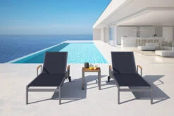 OUTFLEXX 2er-Set Sonnenliegen, Schwarz, Edelstahl/Teak, 195,5x74x35cm, Mit Beistelltisch 45x45cm -Gartenmöbel 14165 2 CGI.jpg