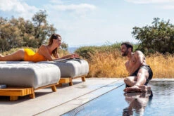 OUTFLEXX Icon Loungeliege, Lead Chine, Alu/Teak/Sunbrella, 213 X 89 X 41 Cm, Inkl. Verstellbarer Rückenlehne 16 OUTFLEXX Icon Loungeliege, Lead Chine, Alu/Teak/Sunbrella, 213 X 89 X 41 Cm, Inkl. Verstellbarer Rückenlehne -Gartenmöbel 23437 6.jpg